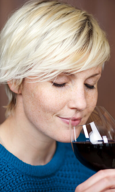 7 Interesting Benefits Of Using Red Wine For Your Skin