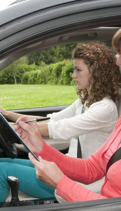 4 things to consider while choosing a driving course