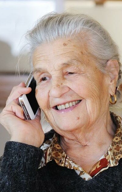 How to get free cell phones for seniors