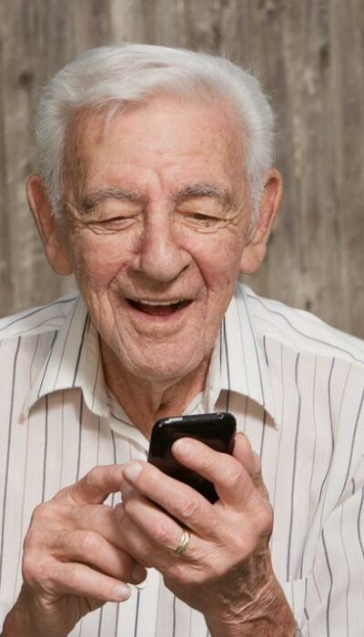 Here&#8217;s how to avail free cell phones for seniors