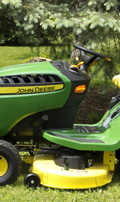 John Deere Lawn Tractors &#8211; What they are and their Types