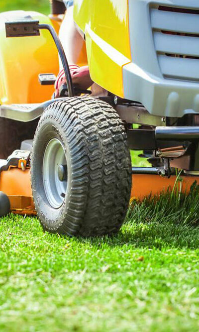 John Deere&#8217;s riding lawn mowers