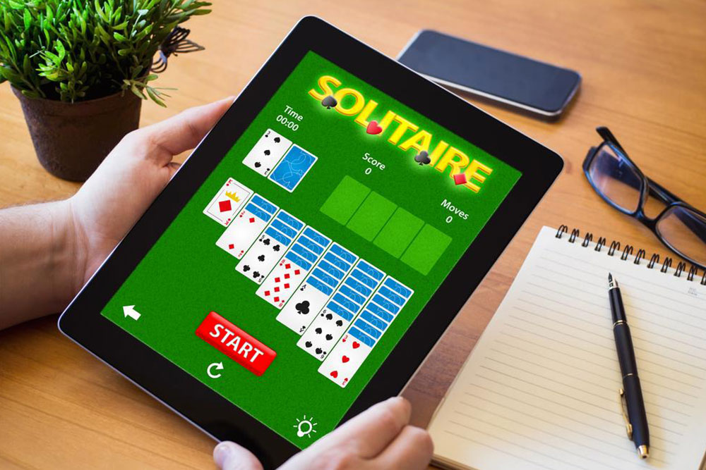 What are different ways of playing Solitaire?