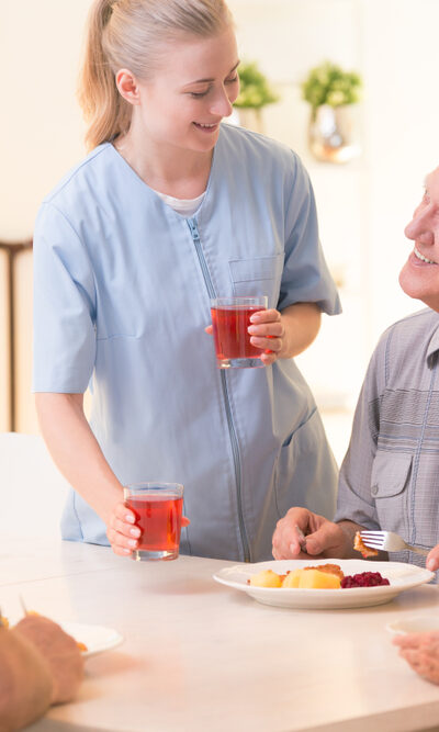 4 Tips To Choose A Reliable Senior Home Caregiver