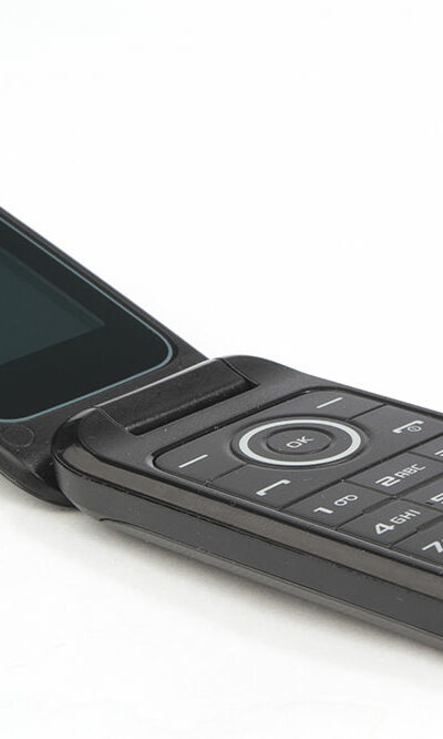 5 popular flip phones for seniors