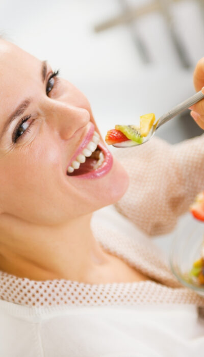 8 common foods to eat and avoid for better oral hygiene